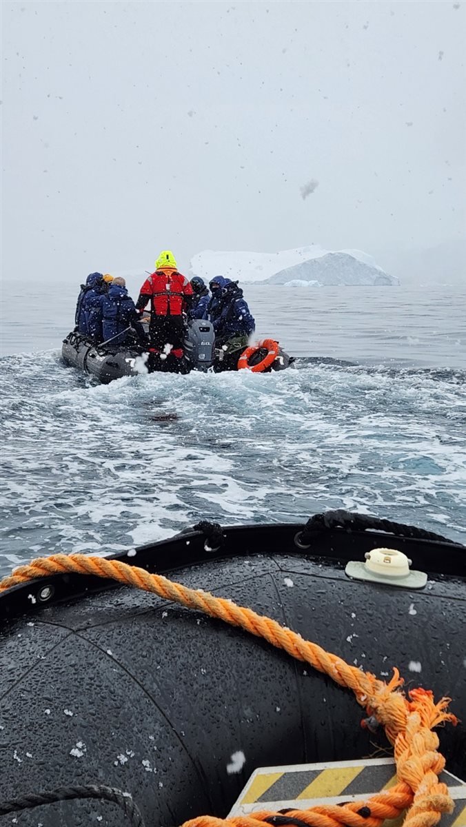 Detalhe de tag que indica a qual grupo cada passageiro faz parte durante a expedição