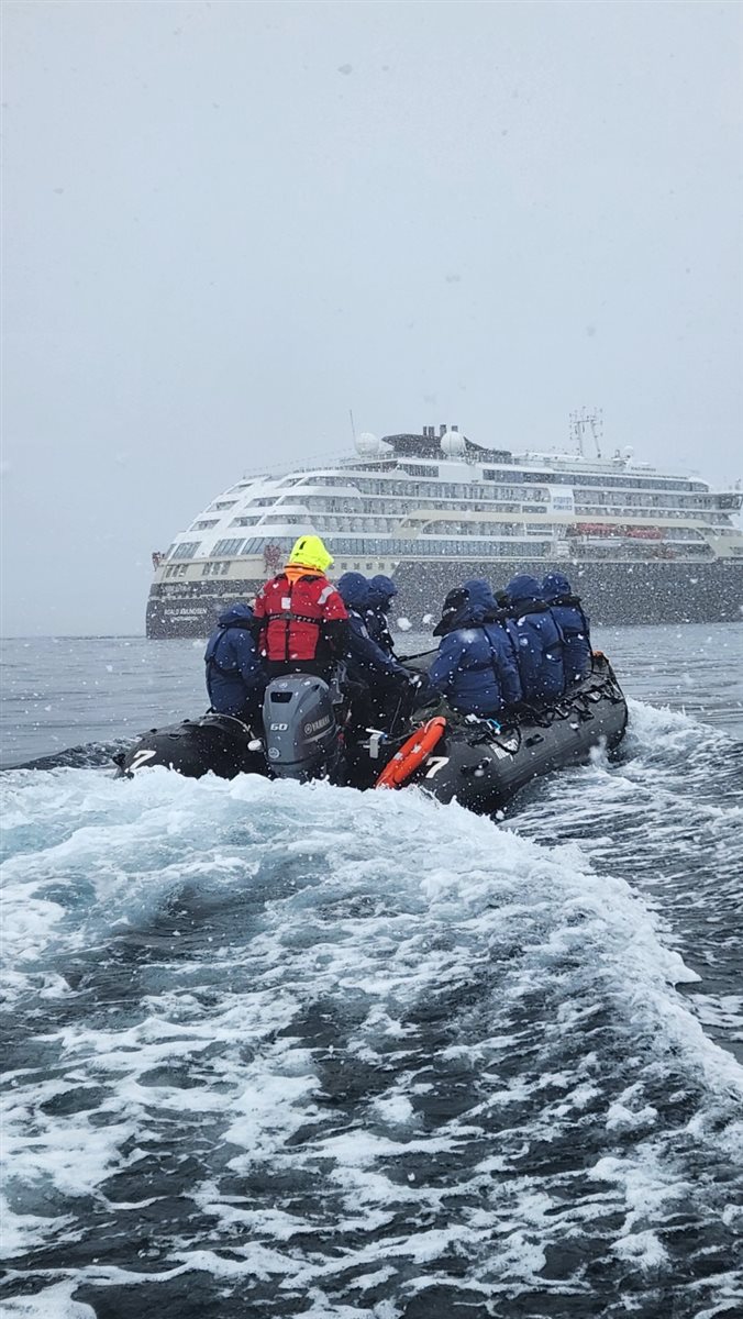 Detalhe de tag que indica a qual grupo cada passageiro faz parte durante a expedição