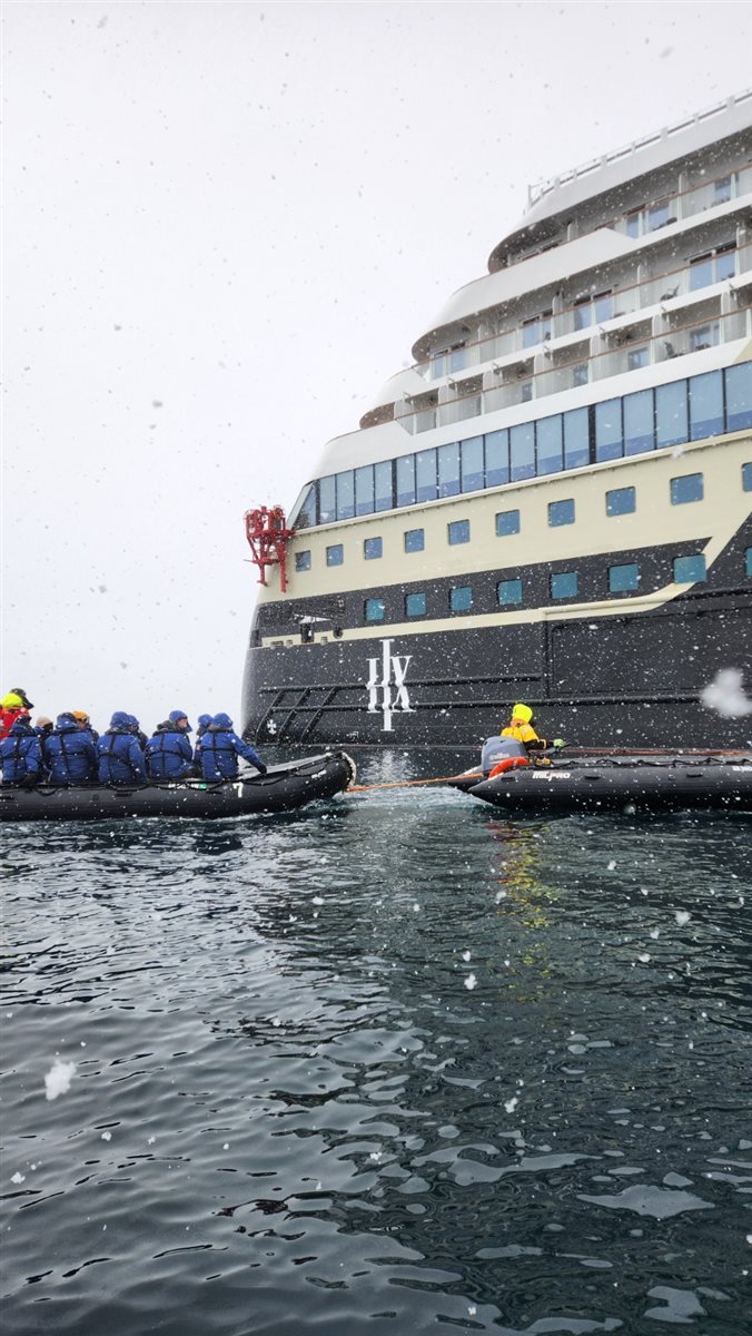 Detalhe de tag que indica a qual grupo cada passageiro faz parte durante a expedição