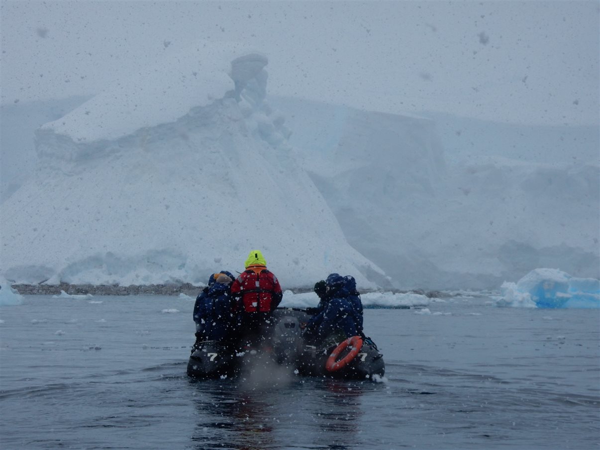 Detalhe de tag que indica a qual grupo cada passageiro faz parte durante a expedição