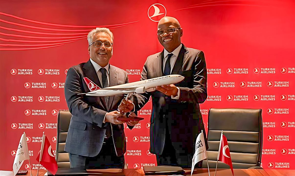 Chairman do Conselho e do Comitê Executivo da Turkish Airlines, Ahmet Bolat, e o CEO da South African Airways, John Lamola
