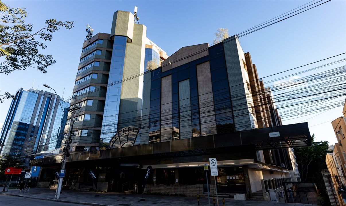 Hóspedes que passam longos períodos viajando e trabalhando online agora priorizam ambientes confortáveis e altamente conectados