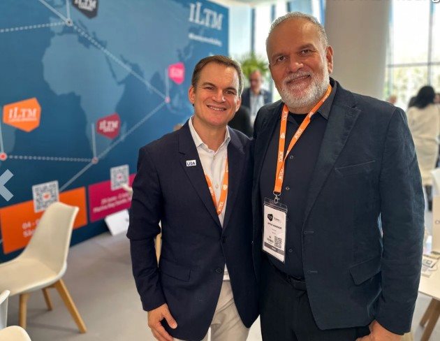 Chris Heywood, da Brand USA, e Artur Luiz Andrade, da PANROTAS, na ILTM Cannes 2025