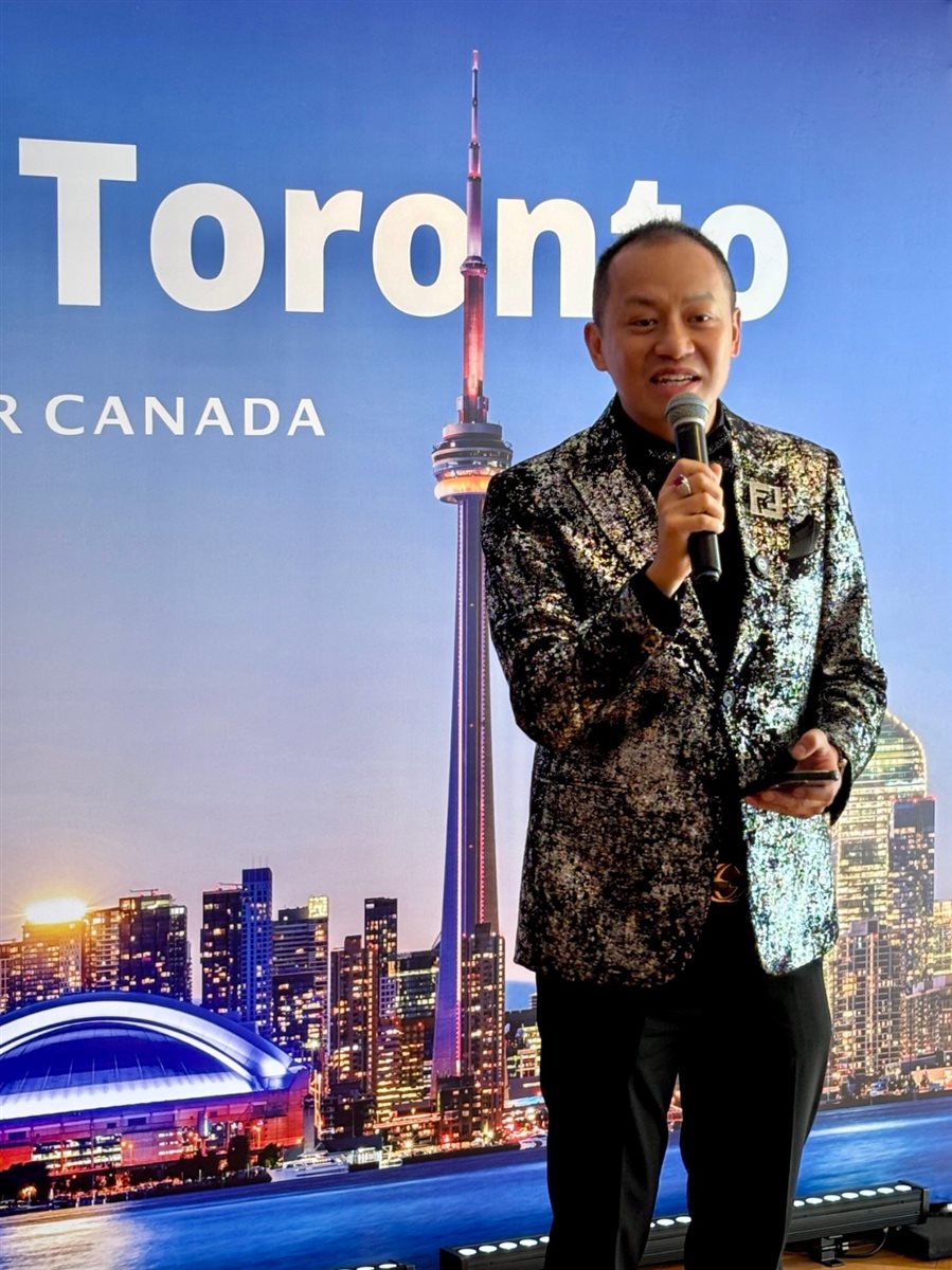 Balões vermelhos e pretos no check-in da Air Canadá no Rio de Janeiro