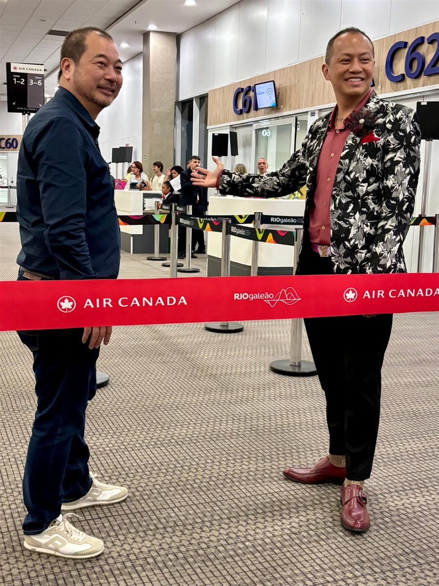 Os diretores da Air Canada, Giancarlo Takegawa e Rocky Lo antes do corte da fita