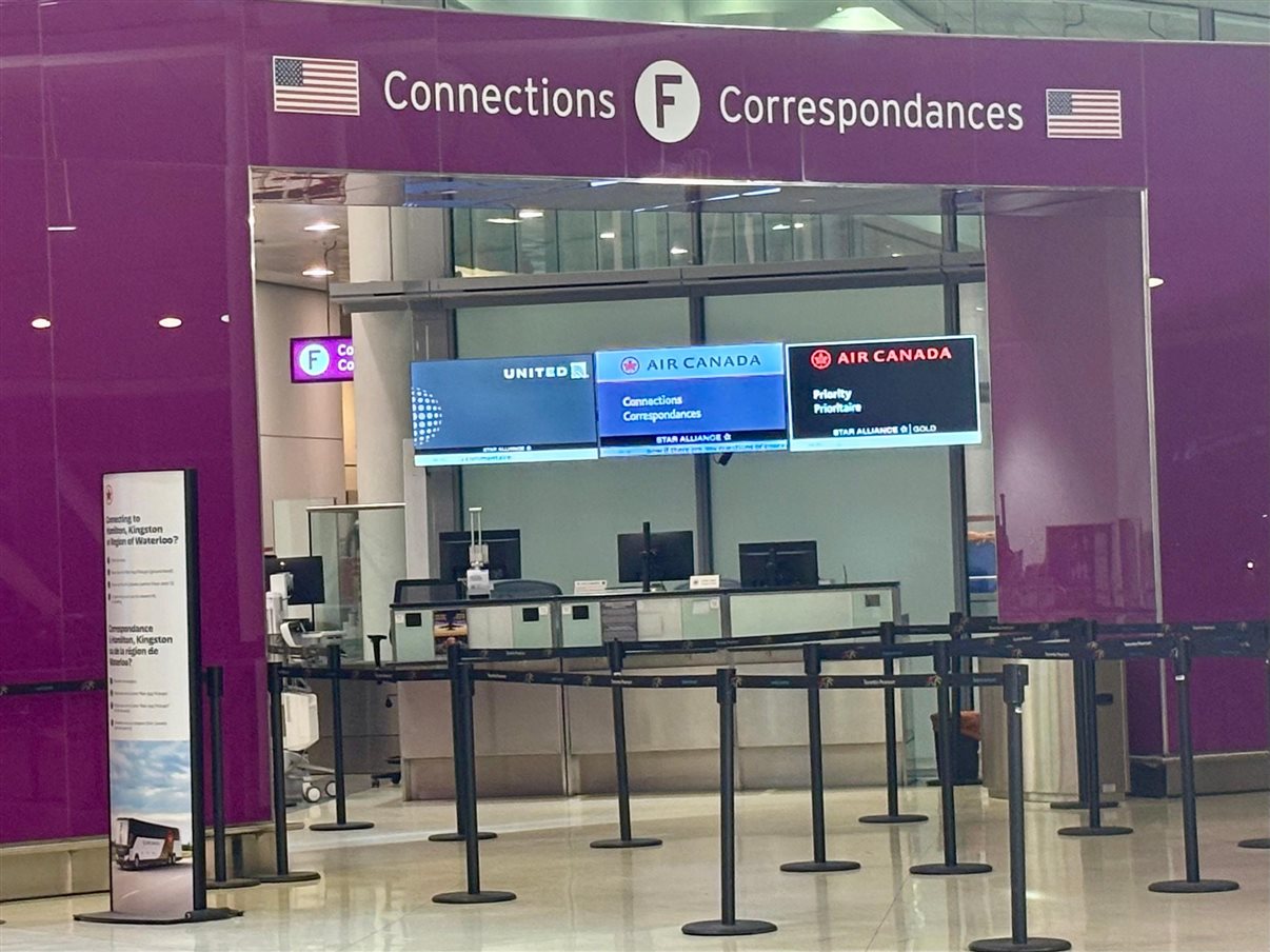 Balões vermelhos e pretos no check-in da Air Canadá no Rio de Janeiro