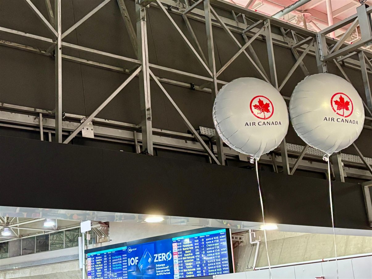Balões vermelhos e pretos no check-in da Air Canadá no Rio de Janeiro