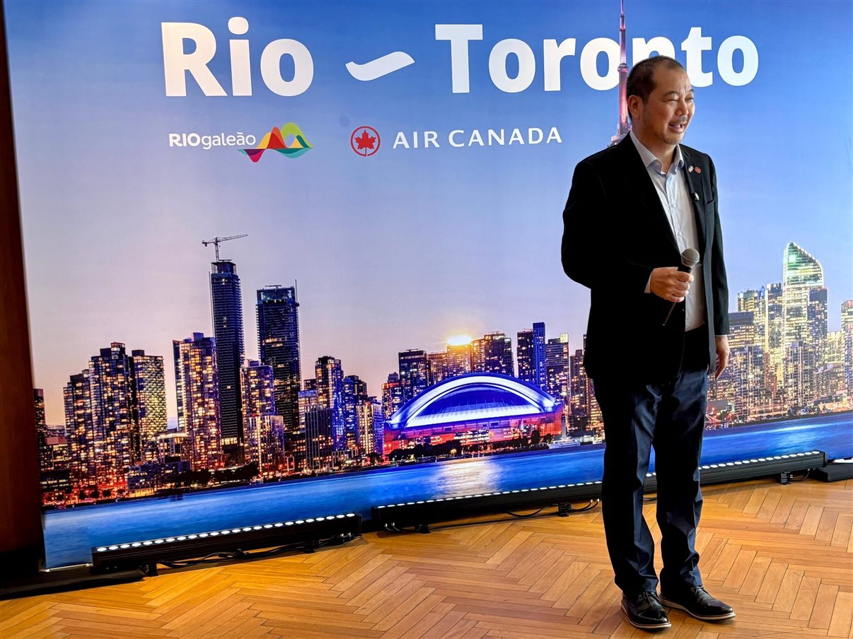Balões vermelhos e pretos no check-in da Air Canadá no Rio de Janeiro