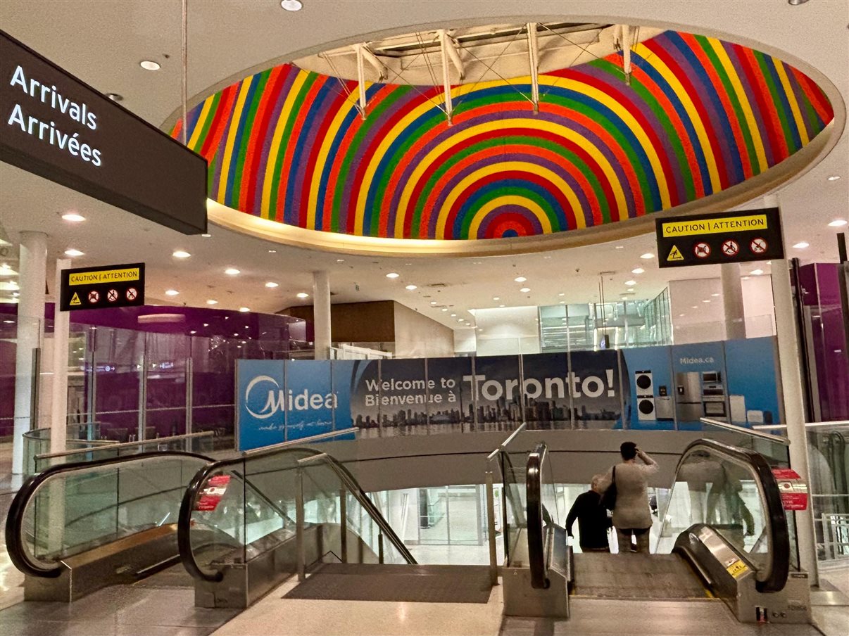 Balões vermelhos e pretos no check-in da Air Canadá no Rio de Janeiro