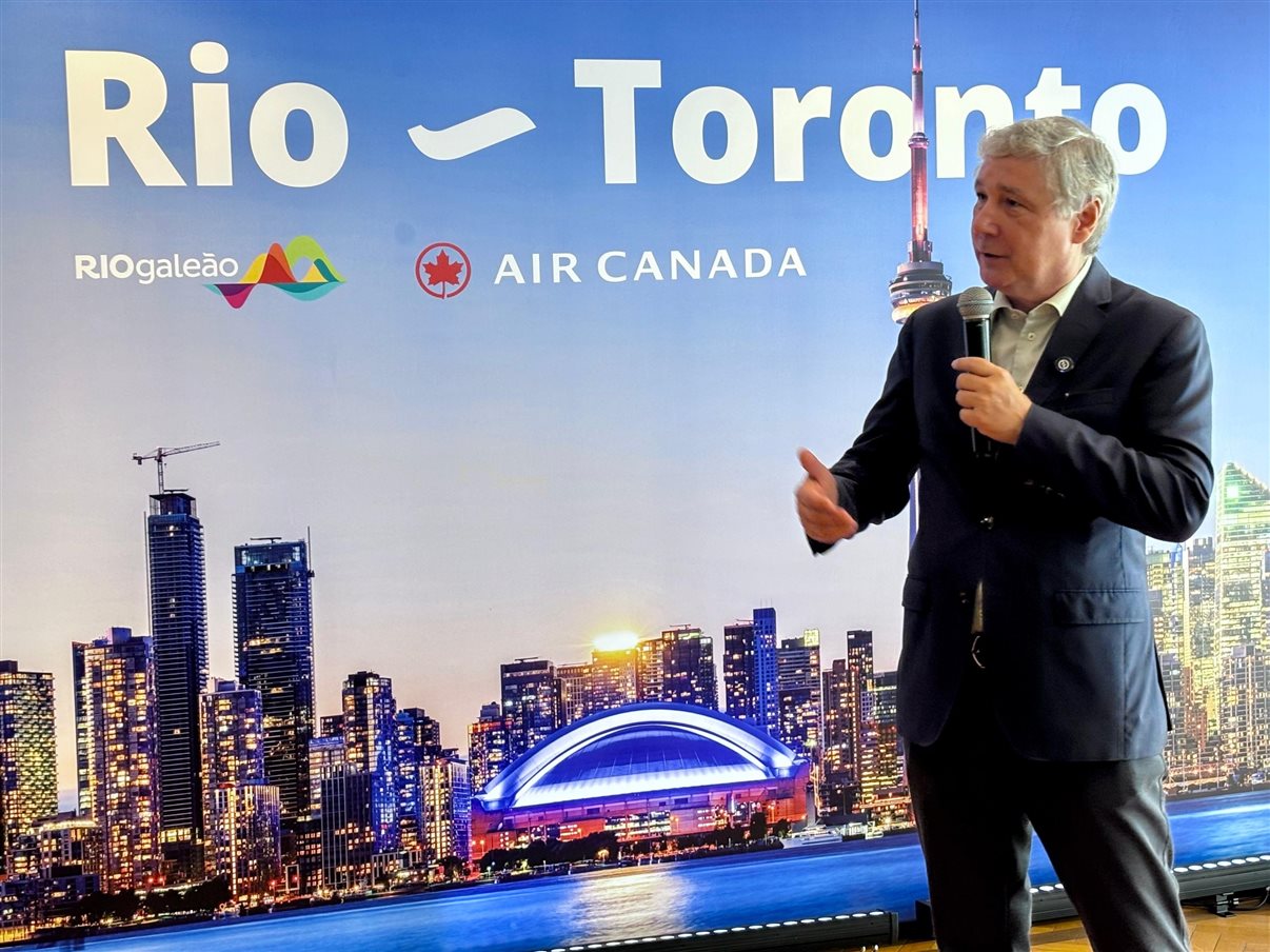 Balões vermelhos e pretos no check-in da Air Canadá no Rio de Janeiro