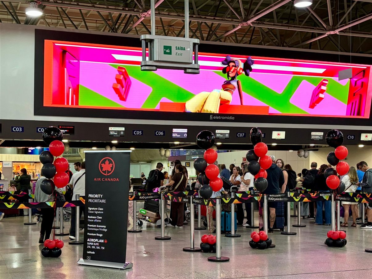 Balões vermelhos e pretos no check-in da Air Canadá no Rio de Janeiro