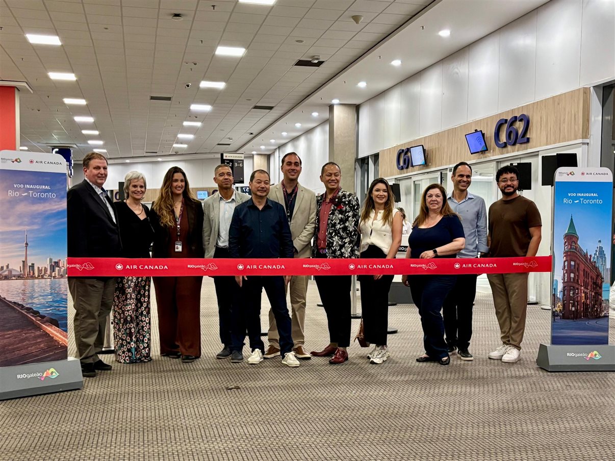 Balões vermelhos e pretos no check-in da Air Canadá no Rio de Janeiro