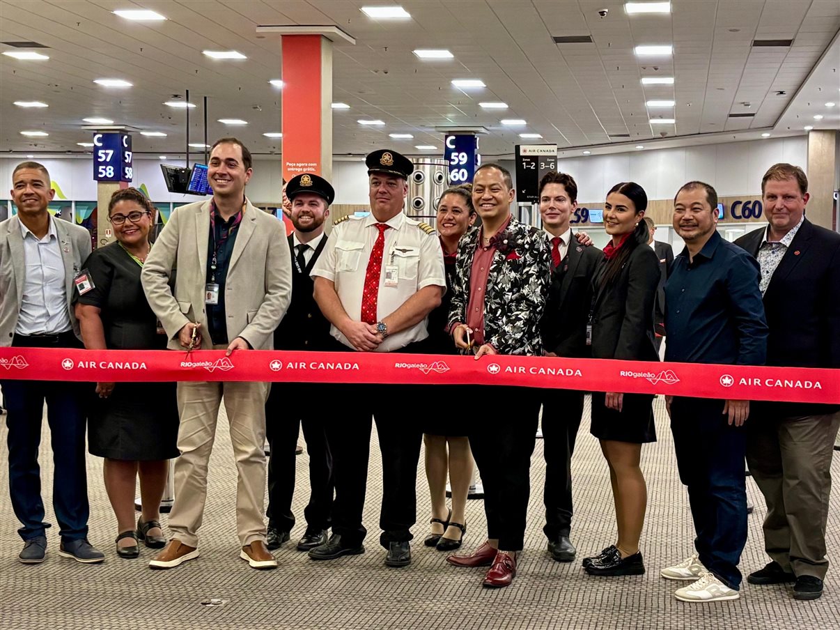 Time da Air Canada com parte da tripulação do voo inaugural Rio-Toronto