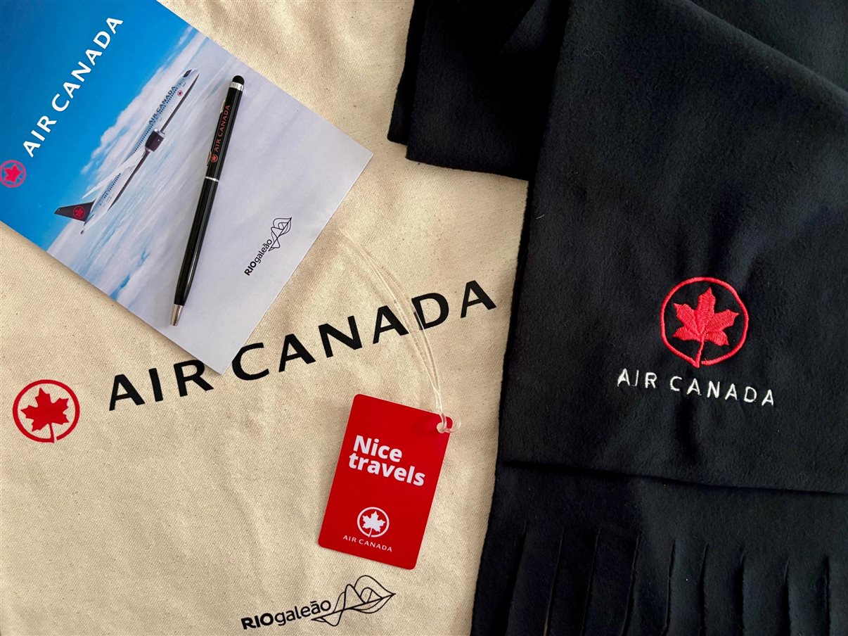 Balões vermelhos e pretos no check-in da Air Canadá no Rio de Janeiro