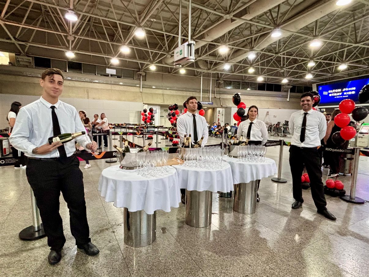 Balões vermelhos e pretos no check-in da Air Canadá no Rio de Janeiro