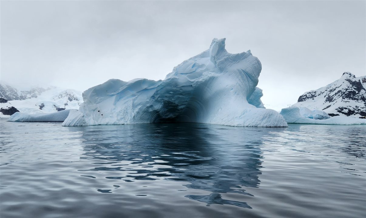 Icebergs impressionam pelos formatos, tamanhos e cores