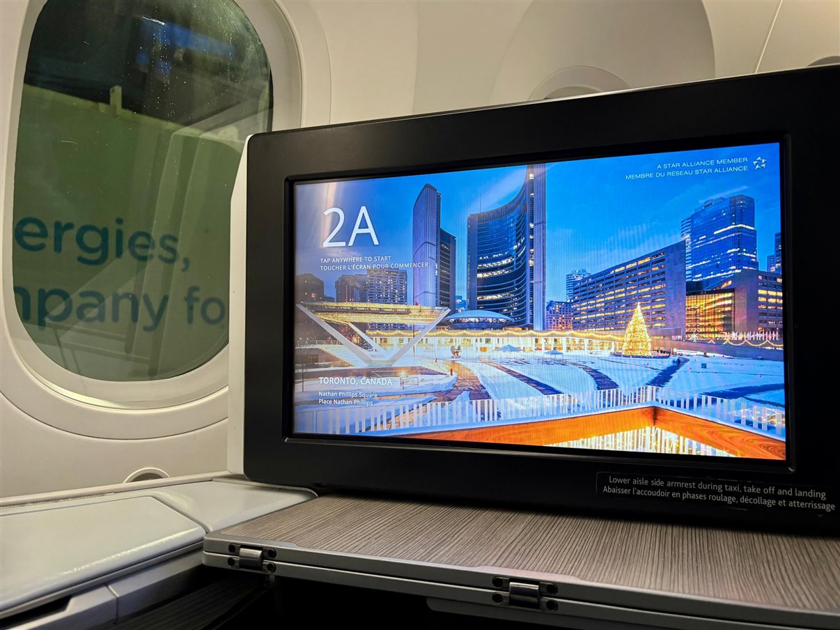 Cada poltrona conta com tomada, entrada USB, luz de leitura, fone de ouvido e tela de alta definição