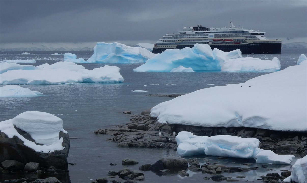 MS Roald Amundsen em Portal Point, na Antártica