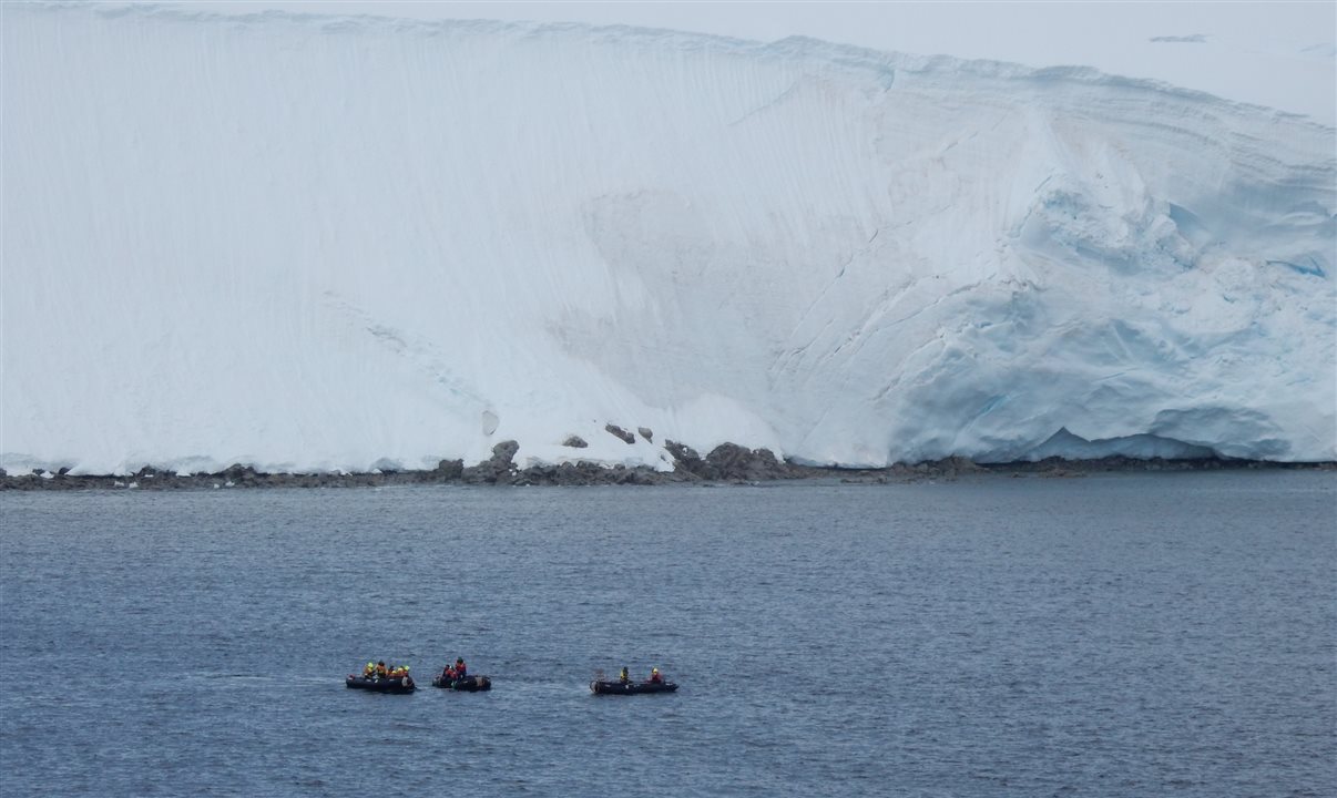 Botes da HX buscam melhor área para a realização do Antarctic Plunge