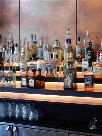 Variedade de destilados no bar Coquita