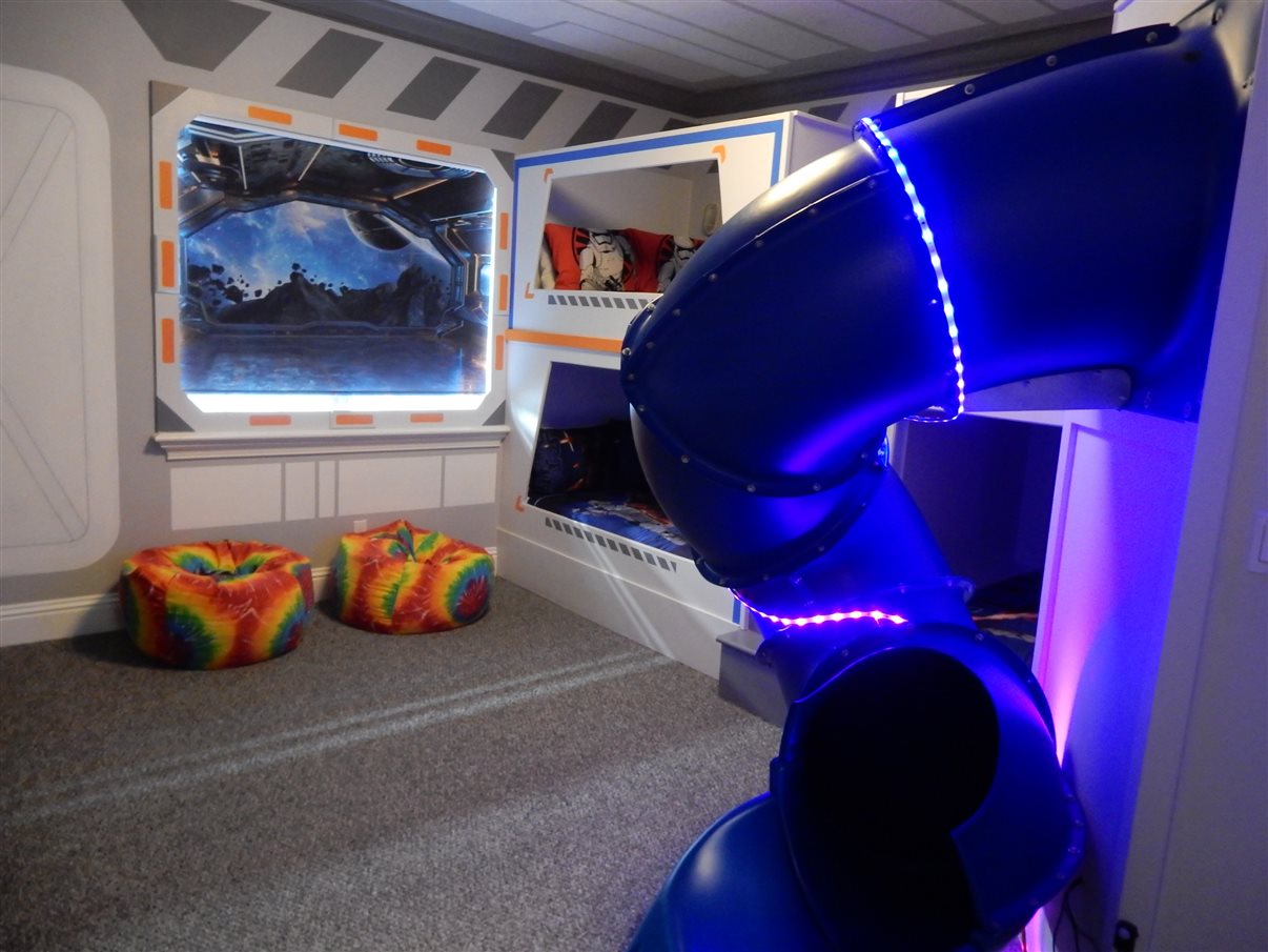 Tobog&atilde; em um dos quartos tem&aacute;ticos