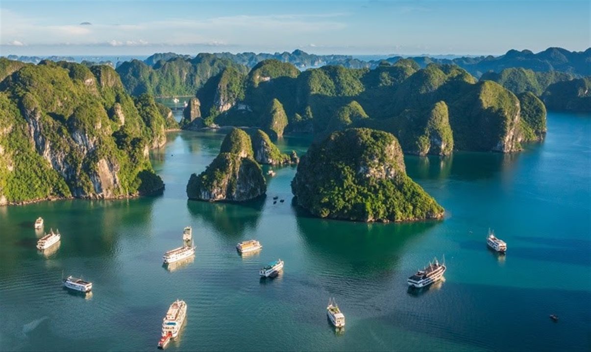 Paisagens exóticas como a Baía de Ha Long, no Vietnã, estão entre as atividades mais reservadas por turistas brasileiros