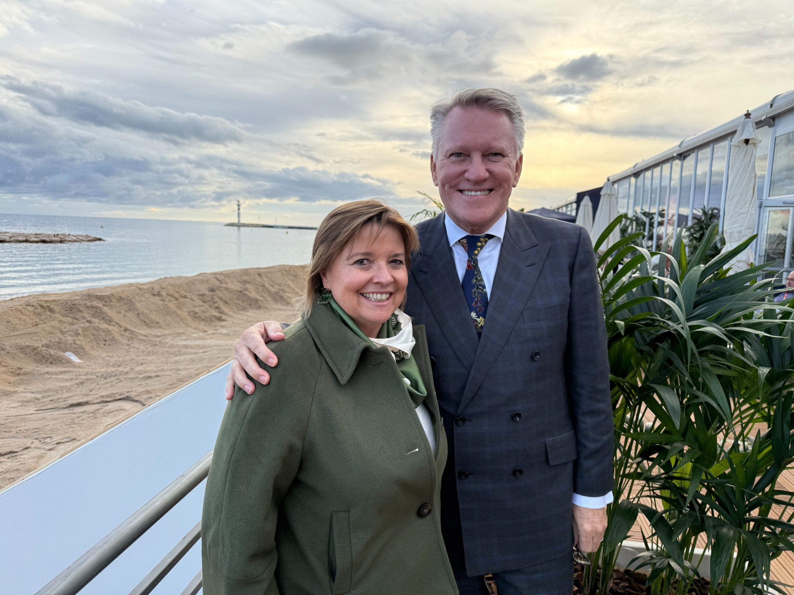 Estela Farina, diretora Brasil das marcas NCLH (NLC, Oceania e Regent), com o VP de Vendas Internacionais da Oceania Cruises e Regent Seven Seas, Steve Odell