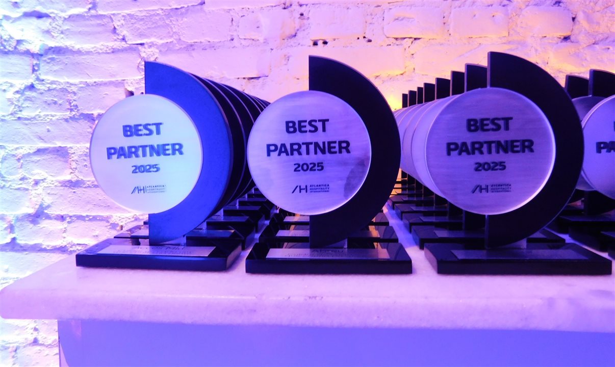 Troféus de reconhecimento entregues aos parceiros da Atlantica