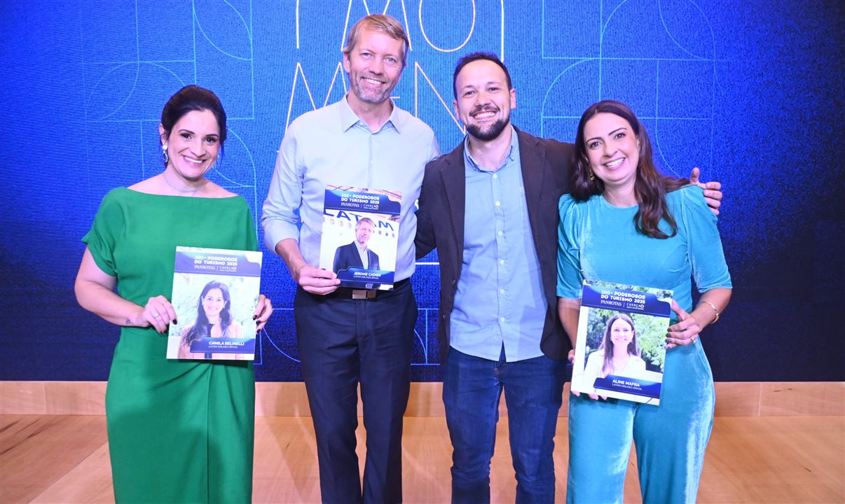 Rodrigo Vieira, da PANROTAS, entre Camila Belinelli, Jerome Cadier e Aline Mafra, da Latam, os três profissionais da companhia aérea na lista dos 100+ Poderosos do Turismo PANROTAS Curaçao