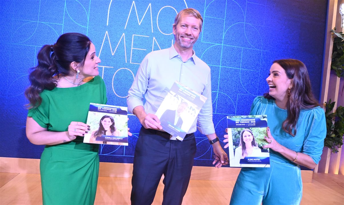 Lideranças da Latam Brasil se divertem ao receber a homenagem da PANROTAS