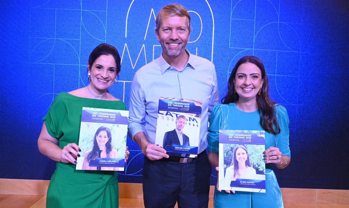 Os primeiros a receber a placa dos 100+ Poderosos do Turismo PANROTAS Curaçao 2025: Camila Belinelli, Jerome Cadier e Aline Mafra, da Latam Airlines Brasil