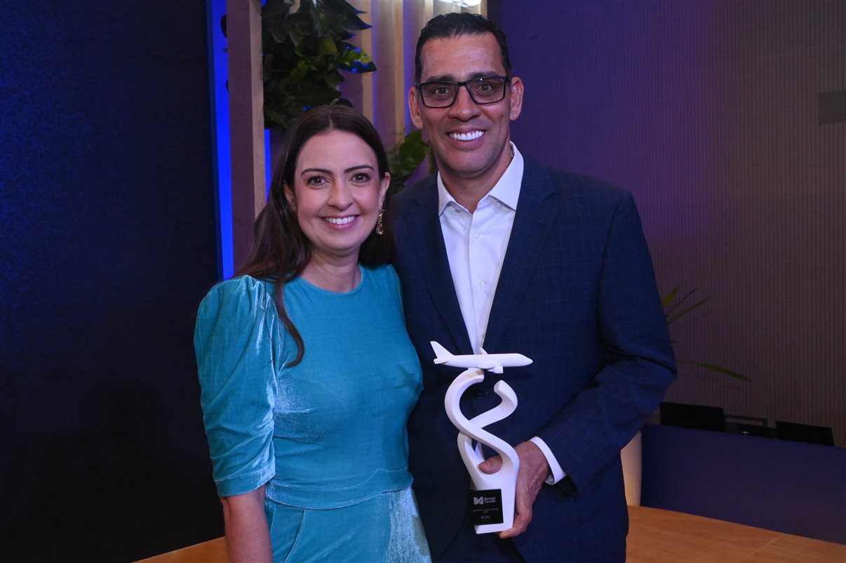 Aline Mafra, da Latam, e Siderley Santos, da Abracorp, ambos na lista dos 100+ Poderosos do Turismo PANROTAS Curaçao 2025