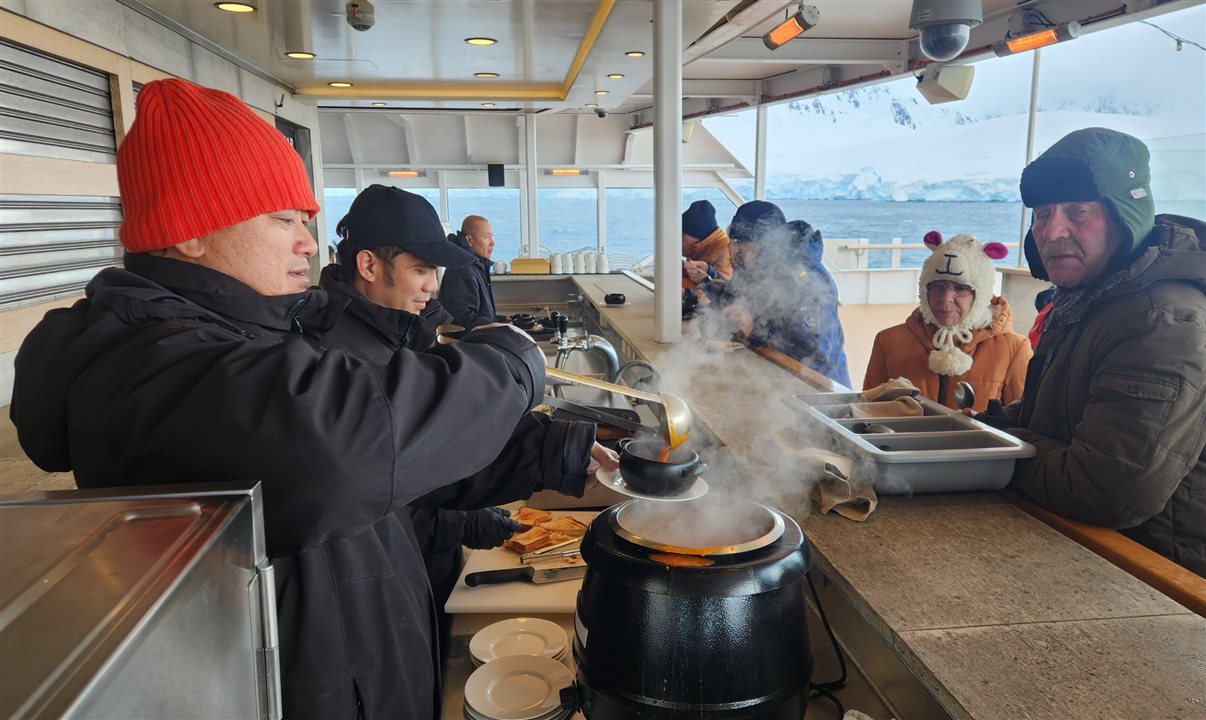 Sopas quentes servidas no bar externo do MS Roald Amundsen