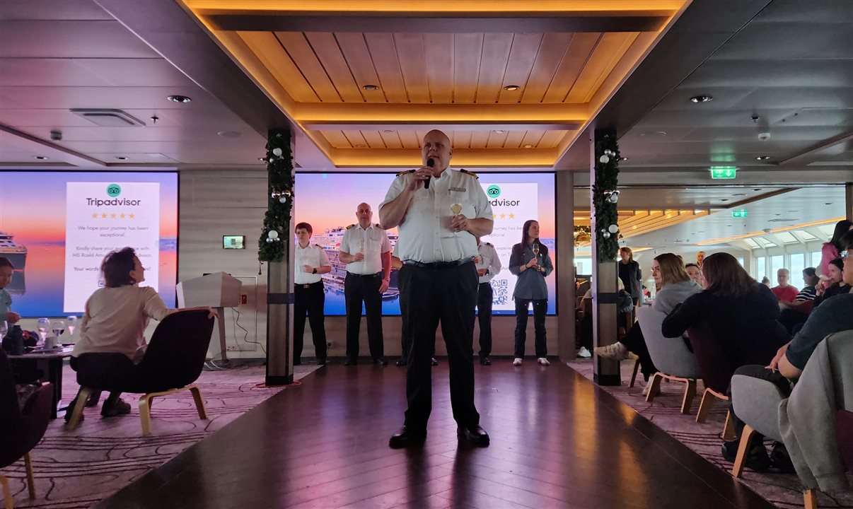 Trond Lippestad, capitão do MS Roald Amundsen, conversa com passageiros