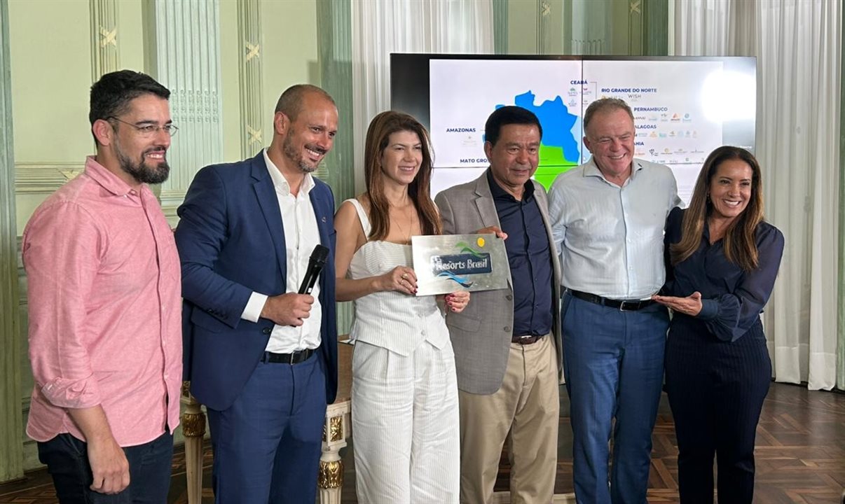 Victor Coelho, secretário de Turismo do Espírito Santo, Thiago Borges, vice-presidente de Relações Institucionais da Resorts Brasil, Vania Santos e Valdeir Nunes, a diretora de Marketing & Relacionamento e o proprietário do China Park Eco Resort, Renato Casagrande, governador do Estado, e Janete de Sá, deputada estadual