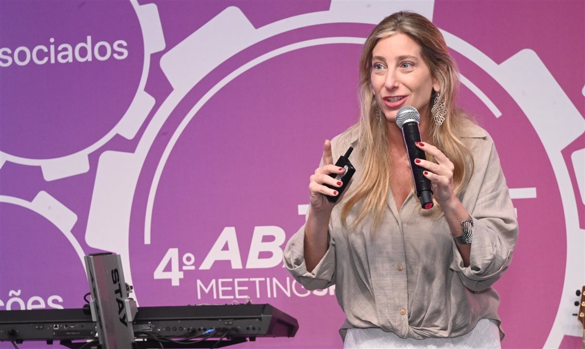 A jornalista Sabina Deweik se apresentou como futurista e caçadora de tendências