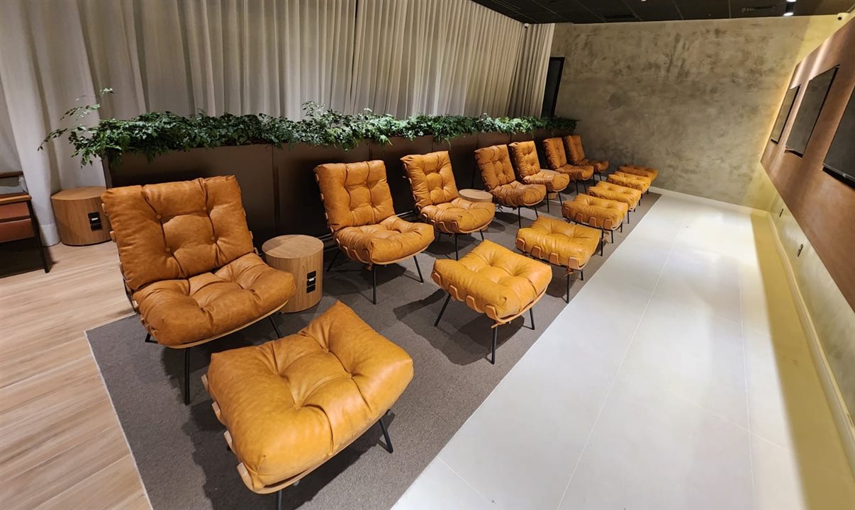 Em Viracopos, por exemplo, o lounge homenageia a tradição campineira ligada ao ferro e ao café, traduzindo materiais, texturas e cores que dialogam com a memória local sem recorrer a padrões universais de arquitetura aeroportuária