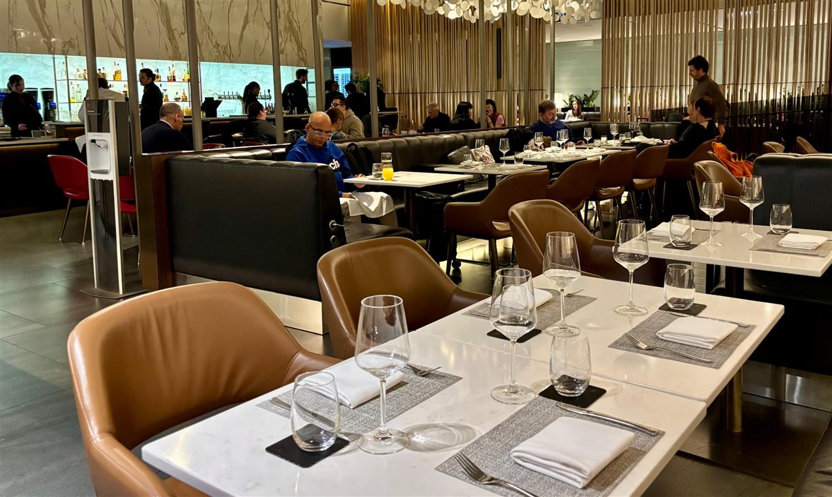 Sala principal do restaurante exclusivo da classe executiva da Air Canada