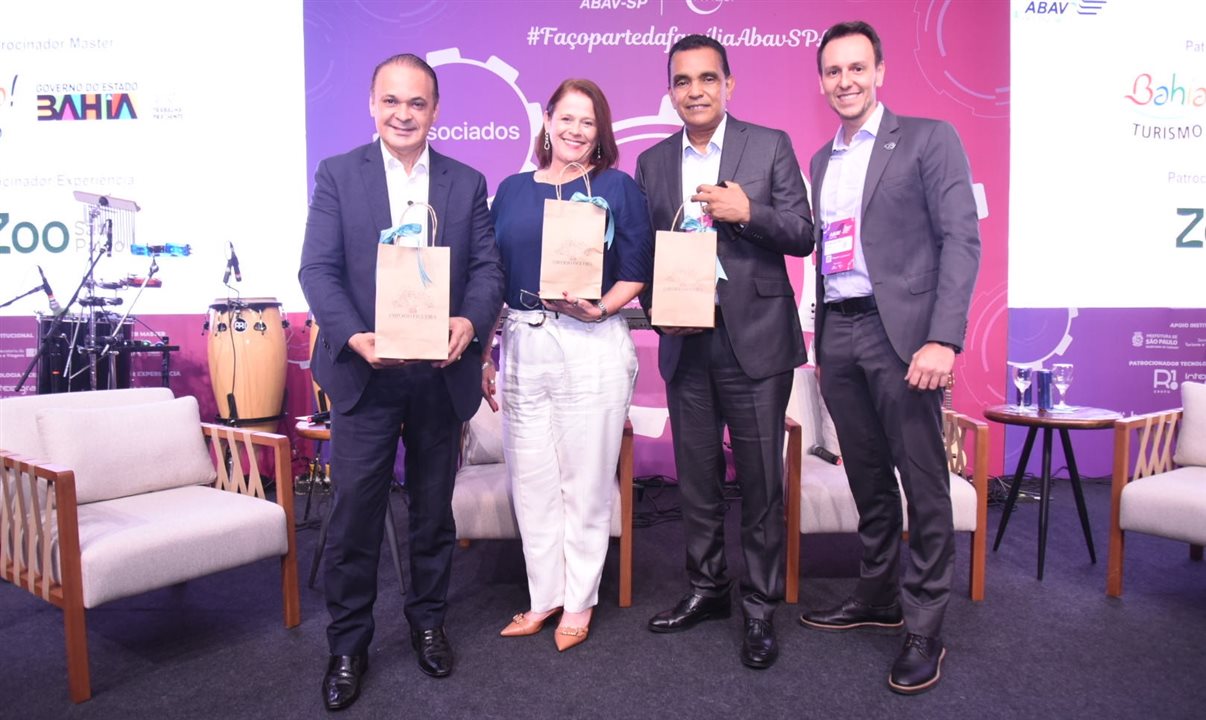 Roberto de Lucena, secretário Estadual de Turismo e Viagens do Estado de São Paulo, e Rui Alves, secretário de Turismo da capital paulista subiram ao palco para contar os planos para o setor na região