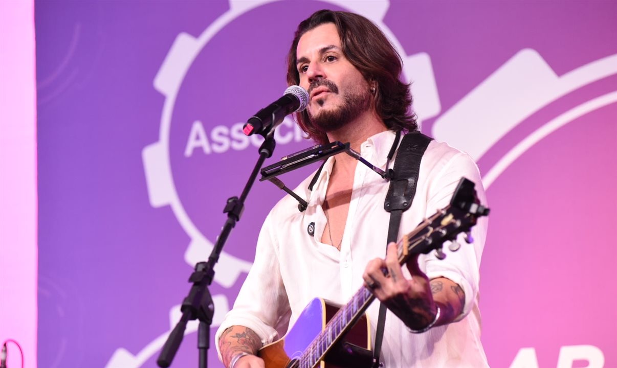 Marco Túlio, da banda Jota Quest, encerrou os trabalhos no palco do primeiro dia do Abav MeetingSP