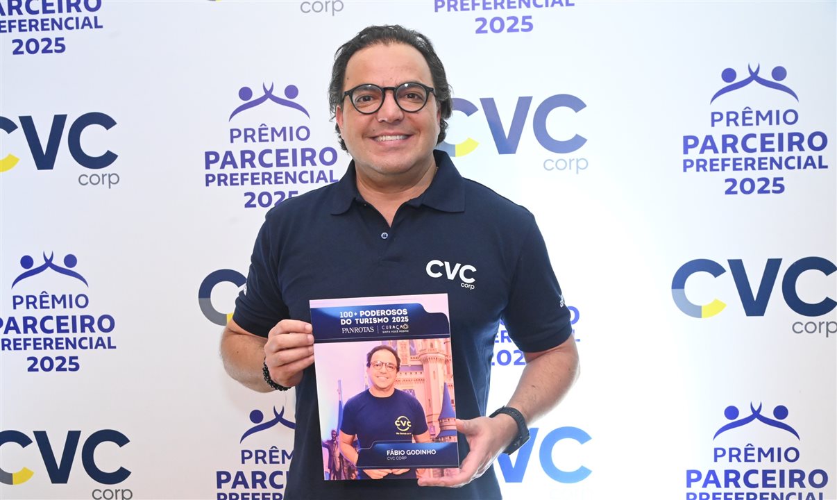 Fabio Godinho recebe sua placa do 100+ Poderosos do Turismo PANROTAS Curaçao 2025