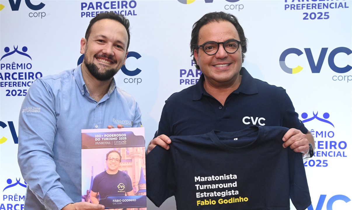 Maratonista, turnaround, estrategista: Fabio Godinho recebe sua camiseta personalizada. Na foto, com Rodrigo Vieira, da PANROTAS