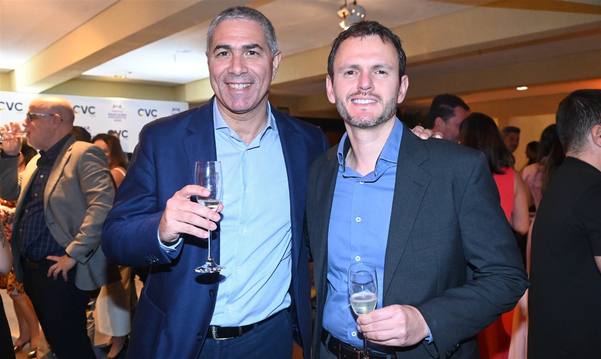 Dario Rustico, da Costa Cruzeiros, um dos 100+ Poderosos do Turismo PANROTAS Curaçao 2025, com Rui Ribeiro, diretor comercial da companhia