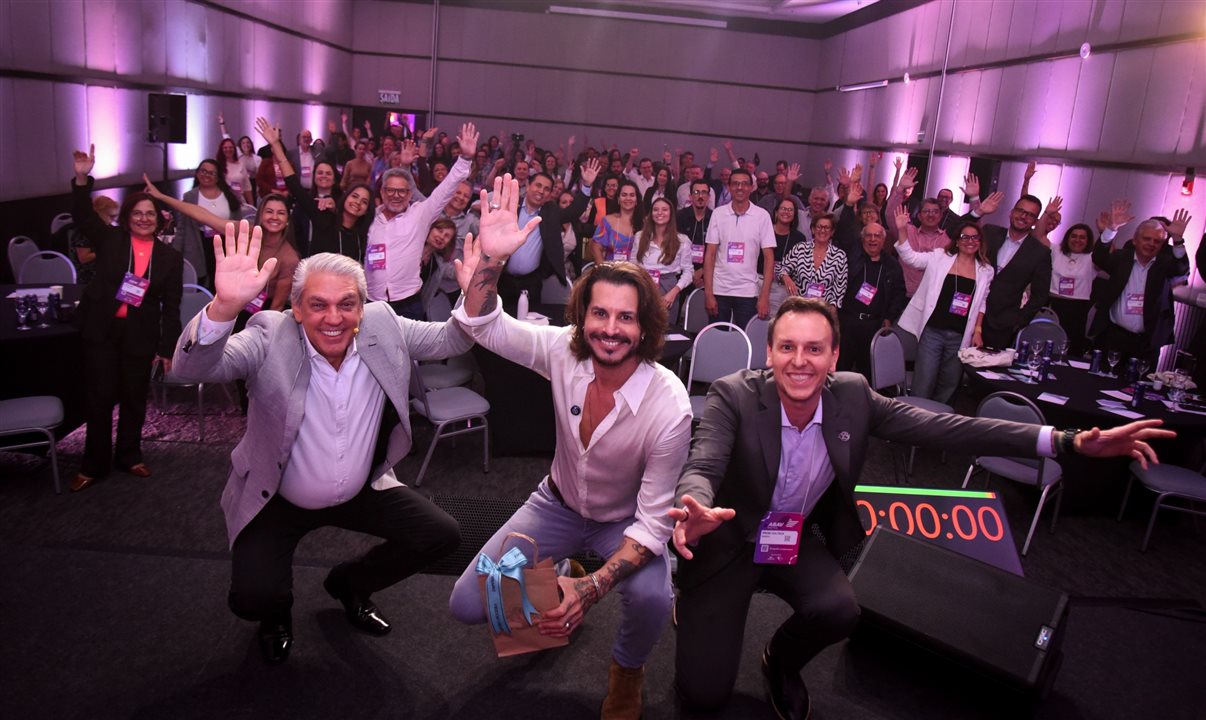 Marco Túlio, da banda Jota Quest, com Fernando Santos e Bruno Waltrick, da Abav-SP|Aviesp