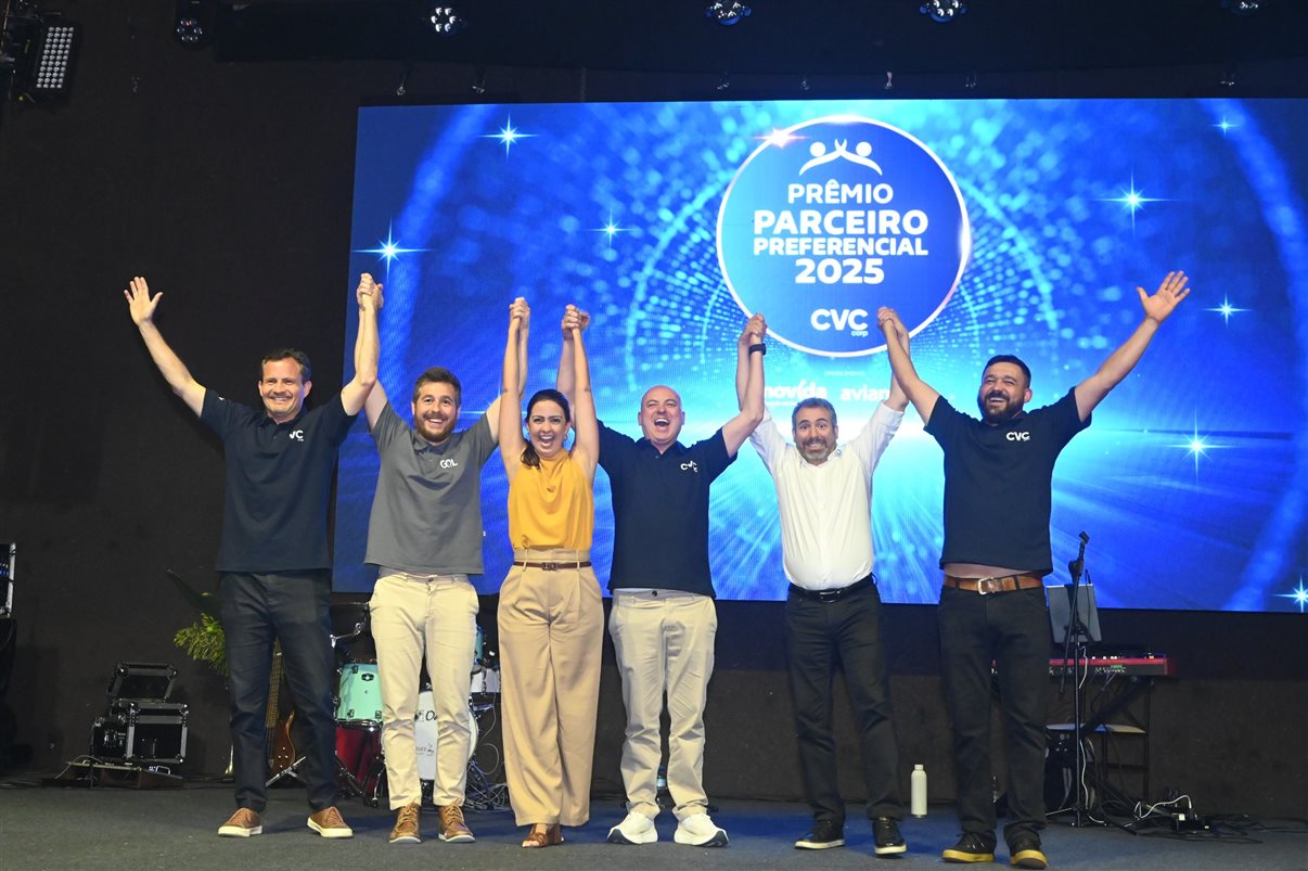 Renzo Mello, da CVC Corp, Danillo Barbizan, da Gol, Aline Mafra, da Latam Airlines, Fábio Mader, da CVC Corp, Ricardo Bezerra, da Azul, e Daniel Almeida, da CVC Corp. As três grandes aéreas do Brasil celebram com os executivos da maior empresa de Turismo brasileira