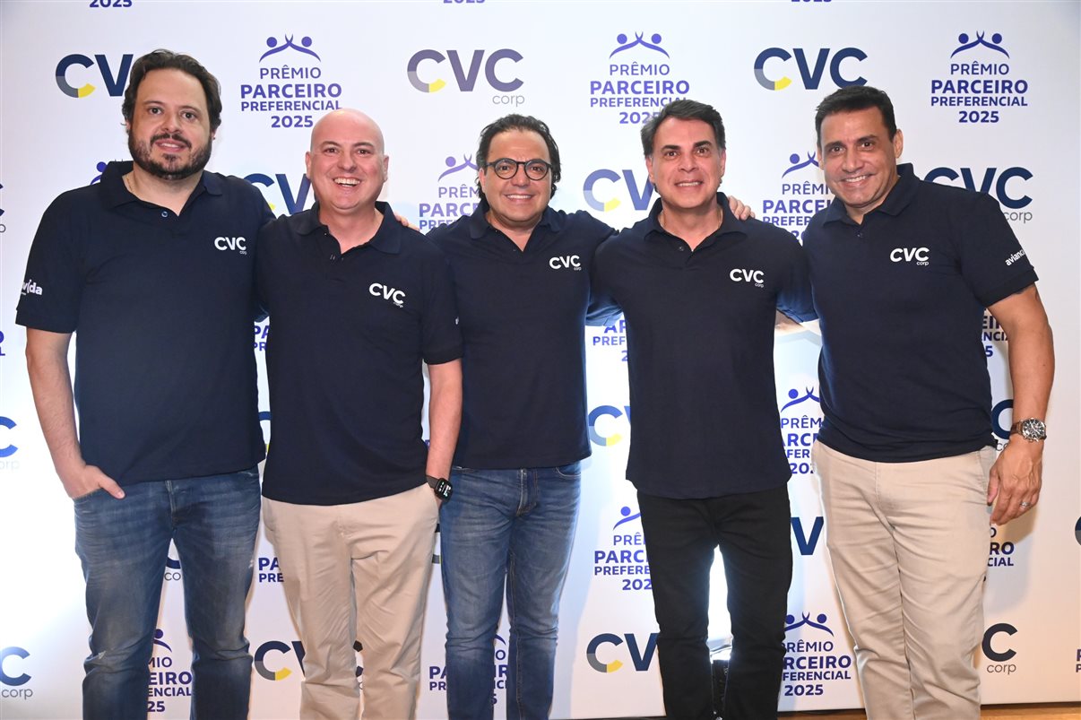 Fábio Godinho, CEO da CVC Corp, entre os VPs do grupo: Felipe Gomes, Fábio Mader, Emerson Belan e Ricardo Pinheiro
