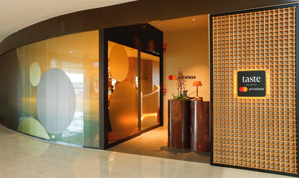 O novo espaço para clientes Mastercard fica na saída da verificação de passaportes, logo no início do salão de embarques do Terminal 3