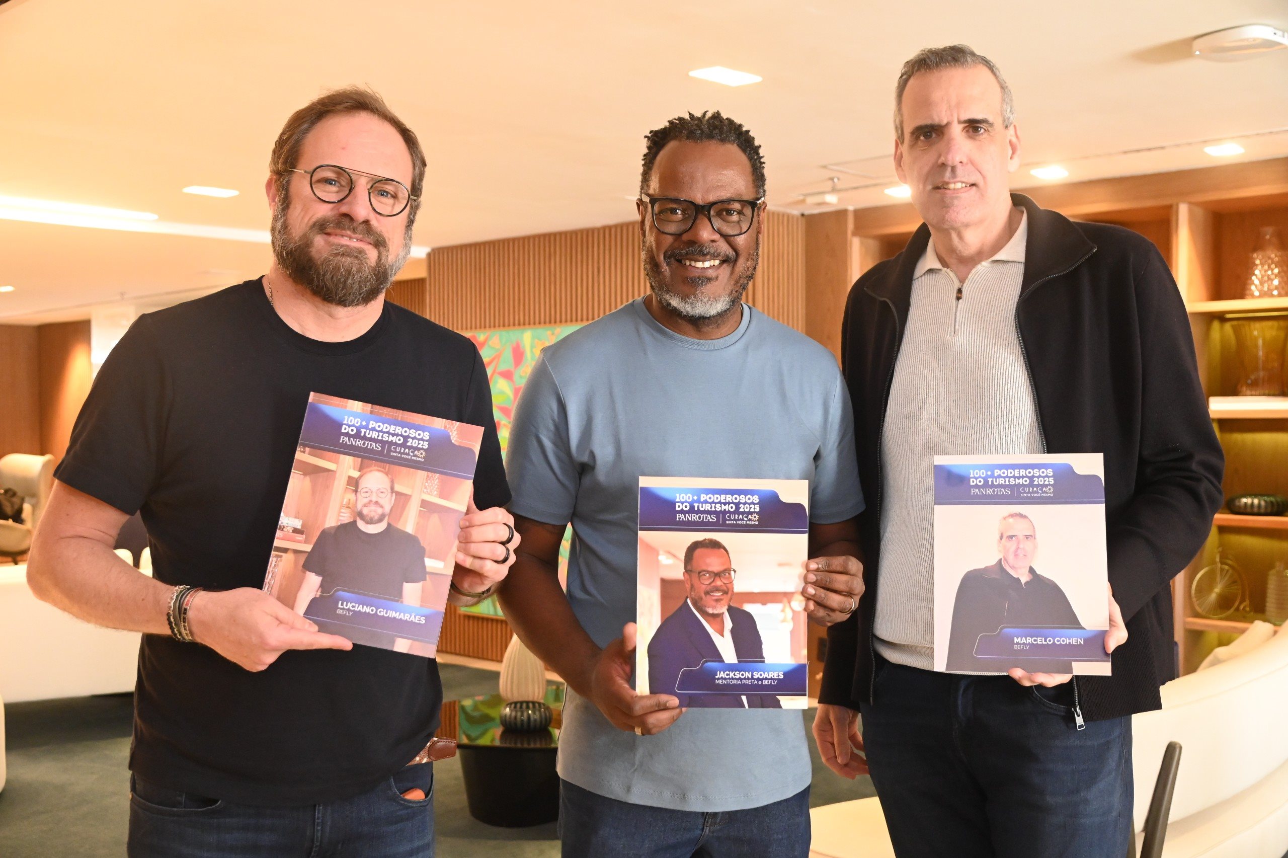 Luciano Guimarães, Jackson Soares e Marcelo Cohen ganham a placa dos 100+ Poderosos do Turismo PANROTAS Curaçao 2025