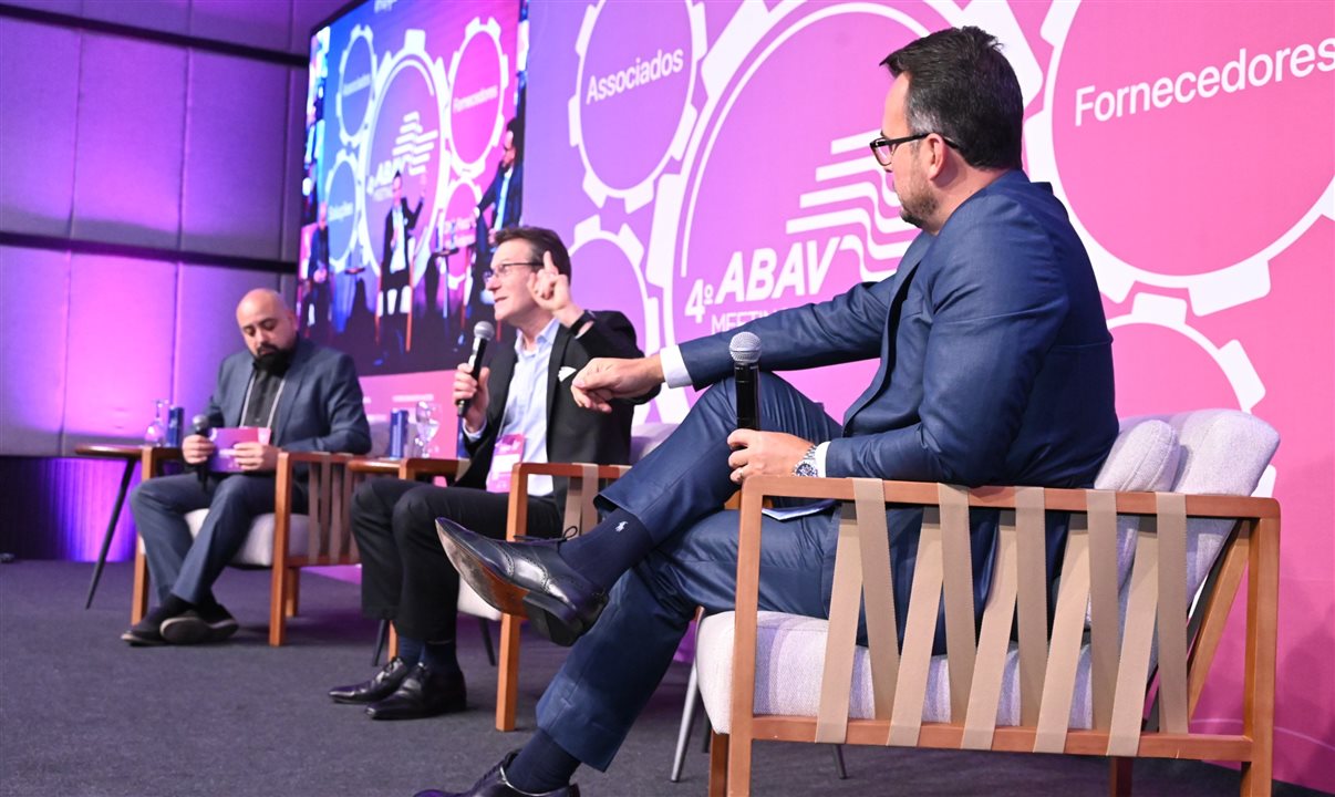 O advogado Marcelo Oliveira, assessor jurídico da Abav-SP|Aviesp, e do consultor Luiz Carlos Benner, sócio da MCBenner, participaram do debate no Abav MeetingSP