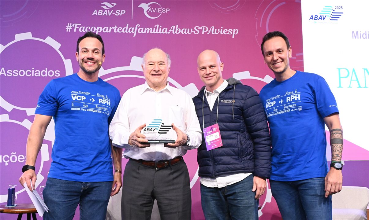 José Guillermo Alcorta e José Guilherme Alcorta, da PANROTAS, entre Thiago Mendes e Bruno Waltrick, da Abav-SP | Aviesp